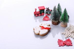 elementos de paisajes navideños, juguetes, pan de jengibre y otras decoraciones para árboles de navidad foto