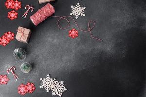 juguetes y adornos navideños en un fondo de hormigón oscuro foto