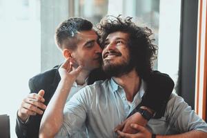 diversos amigos pareja gay abrazos. los hombres elegantes y geniales de la generación z que salen enamorados disfrutan de relaciones románticas foto