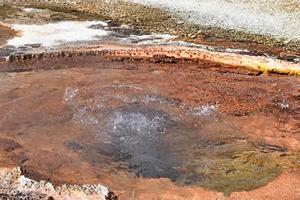 pequeña piscina termal en la cuenca del géiser de las ollas de pintura en el parque nacional de Yellowstone foto