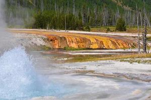 erupción de géiser en el área de la piscina termal de la cuenca del géiser en el parque nacional de Yellowstone foto