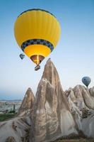 hermoso paisaje vuelo de globos en las montañas de capadocia foto