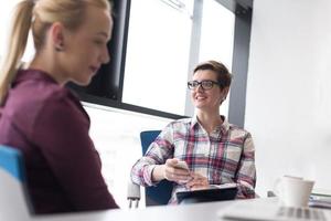 joven mujer de negocios en la sala de reuniones de la oficina moderna foto