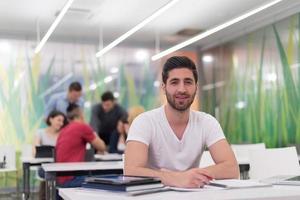 estudiante varón en el aula foto