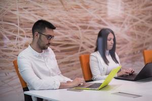 equipo de negocios de inicio en una reunión foto