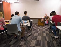 profesor con un grupo de estudiantes en el aula foto