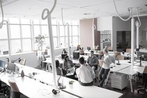 joven equipo de negocios en una reunión en un edificio de oficinas moderno foto