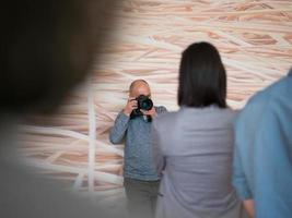 un joven fotógrafo en el trabajo foto