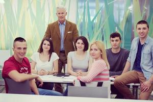 retrato de profesor con grupo de estudiantes en segundo plano. foto