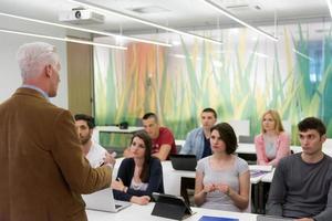 profesor con un grupo de estudiantes en el aula foto