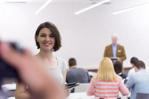 retrato de una estudiante feliz en el aula foto