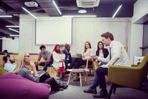 equipo de negocios de inicio multiétnico que tiene una reunión foto