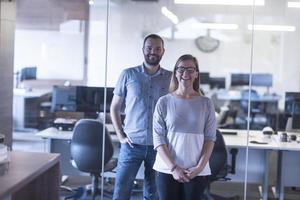 pareja de negocios en la oficina foto