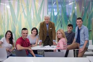 retrato de profesor con grupo de estudiantes en segundo plano. foto