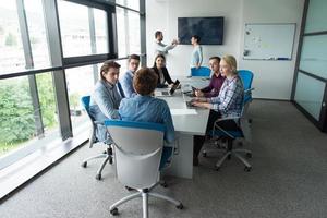 equipo de negocios en una reunión en un edificio de oficinas moderno foto