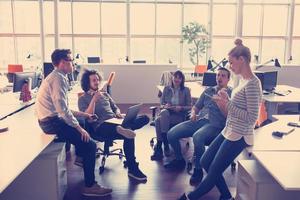 joven equipo de negocios en una reunión en un edificio de oficinas moderno foto