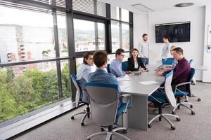 equipo de negocios en una reunión en un edificio de oficinas moderno foto