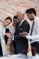 grupo de personas de negocios haciendo lluvia de ideas y tomando notas para flipboard foto