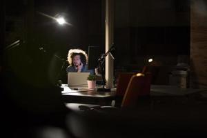 hombre de negocios descansando en el escritorio foto