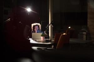 hombre de negocios descansando en el escritorio foto