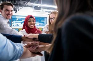 grupo multiétnico de jóvenes empresarios celebrando el éxito foto