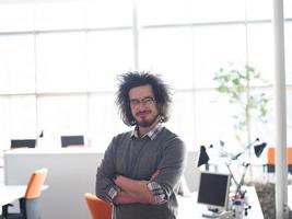 joven empresario en la oficina de inicio foto