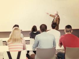 profesor con un grupo de estudiantes en el aula foto