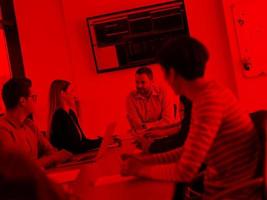 equipo de negocios en una reunión en un edificio de oficinas moderno foto