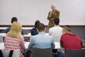 profesor con un grupo de estudiantes en el aula foto