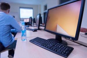 hombre de negocios que trabaja usando una computadora en la oficina de inicio foto