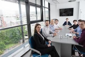 grupo de jóvenes reunidos en la oficina de inicio foto