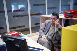 hombre de negocios hablando por teléfono en la oficina foto