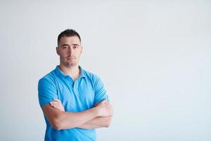 retrato de un empresario de inicio casual con una camiseta azul foto