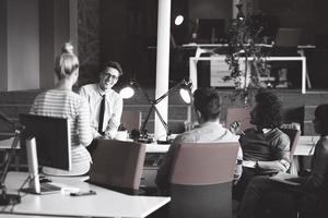 joven equipo de negocios en una reunión en un edificio de oficinas moderno foto