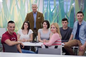 retrato de profesor con grupo de estudiantes en segundo plano. foto