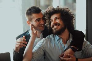 diversos amigos pareja gay abrazos. los hombres elegantes y geniales de la generación z que salen enamorados disfrutan de relaciones románticas foto