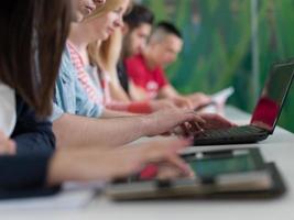 grupo de estudiantes estudian juntos en el aula foto