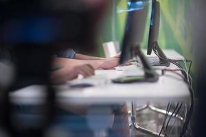 grupo de estudiantes de tecnología que trabajan en el aula de la escuela de laboratorio de computación foto