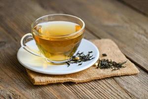 té de hierbas en una taza de té con té seco chino en una mesa de madera foto