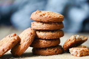 galletas sobre fondo oscuro y de madera, deliciosos bocadillos de comida de galletas de postre dulce, galletas de chocolate foto