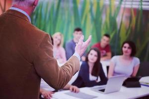 profesor con un grupo de estudiantes en el aula foto