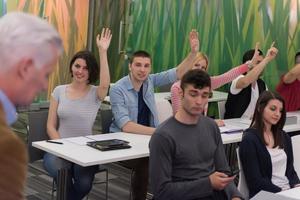 grupo de estudiantes levantan la mano foto