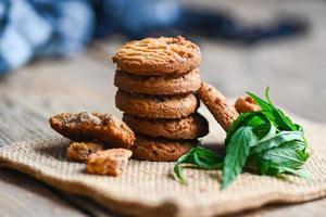 deliciosa galleta de postre dulce con planta de hoja de cáñamo thc cbd hierbas comida bocadillo y medicina, galletas de comida de cannabis con pastel de chocolate hoja de cannabis hierba de marihuana foto