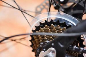 rueda trasera y cadena en una bicicleta de montaña - la bicicleta de freno de disco trasero, engranajes de bicicleta foto