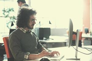 hombre de negocios que trabaja usando una computadora en la oficina de inicio foto