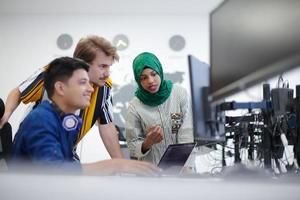 equipo multiétnico de empresas emergentes con mujer árabe foto