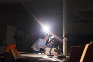 jóvenes diseñadores en la oficina nocturna foto