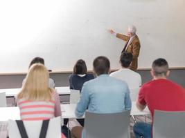 profesor con un grupo de estudiantes en el aula foto