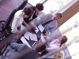 grupo de personas de negocios en una reunión en una oficina moderna y luminosa foto