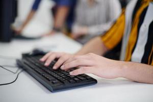 hombre de negocios casual que trabaja en una computadora de escritorio foto